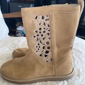 UGG Australia boots Floral Cutout Size 9 Chestnut